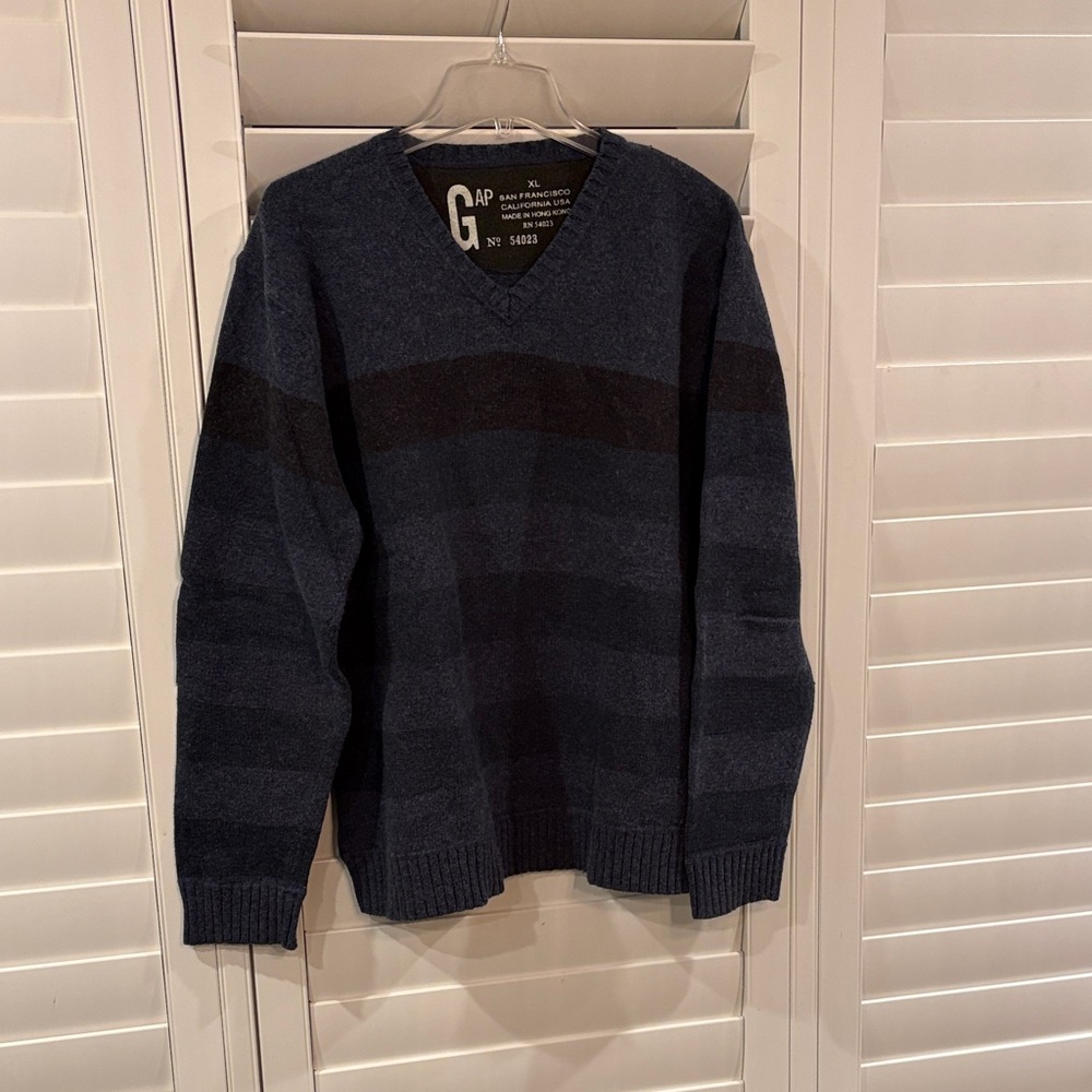 GAP Men's Dark Blue and Black V-Neck Sweater